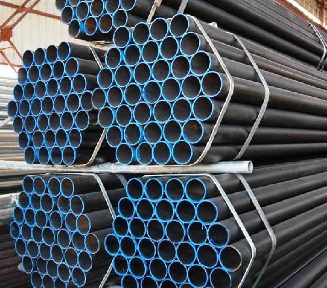 Bundles of carbon steel seamless black pipes with blue end caps